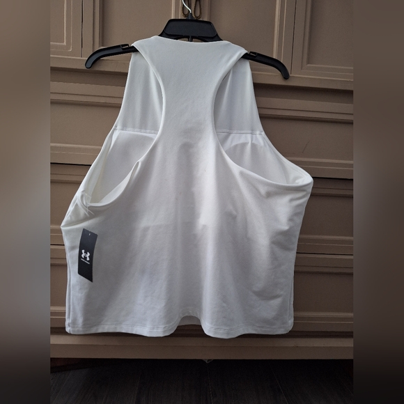 NWT Under Armour White Sleeveless Boxy Tank Top With Built In Bra With Pads. - Picture 6 of 7